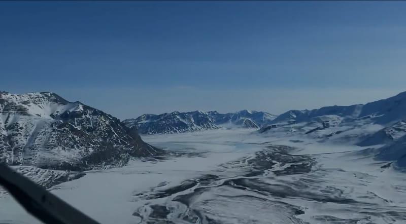 This screenshot from a dashboard camera – taken on a day with clear skies – shows how treacherous it is to fly into Anaktuvuk Pass. (图片由LifeMed Alaska提供)